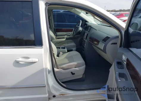 2010 Chrysler Town & Country Touring z USA, uszkodzony, nr VIN 2A4RR5D14AR133746